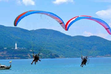 Bay cùng dù lượn ngắm thành phố biển Đà Nẵng