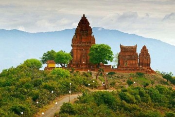 Tham quan ngôi tháp Chăm