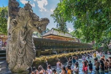 Đền Tirta Empul Bali Indonesia và ghi lễ tắm nước thánh