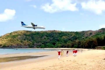 Du khách thích thú check in với máy bay trên biển Côn Đảo