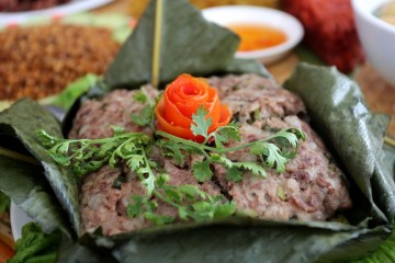 Đặc sản thịt băm gói lá nướng củ người Thái Tây Bắc