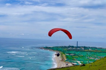Dù lượn trên đỉnh núi Thới Lới