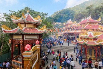 Lễ hội xuân trên núi Bà Đen