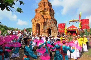 Tham dự lễ hội Katê của người Chăm