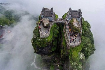 Phạm Tịnh Sơn bí ẩn về đền đôi trên đỉnh núi