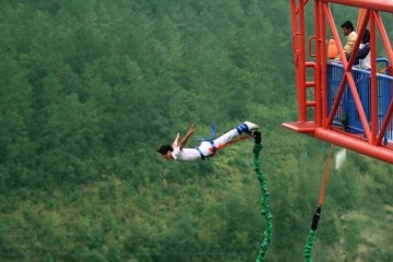 Thử cảm giác mạnh bungee tại Trung Quốc