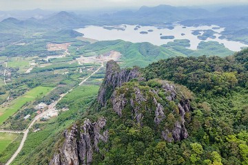 Khám Phá Núi Thần Đinh Hùng Vĩ Linh Thiêng Tại Quảng Bình