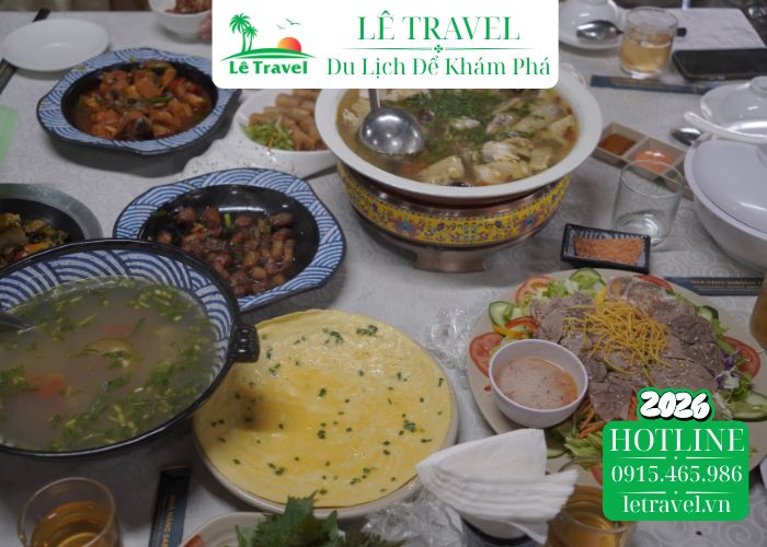 Dùng bữa trưa tại nhà hàng Đồng Hới