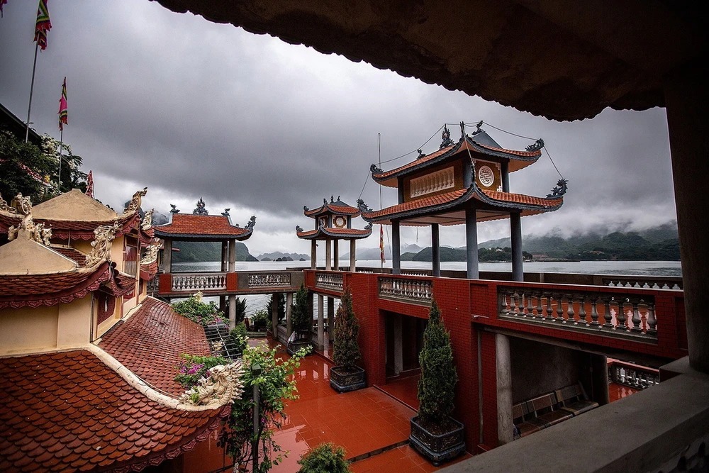 Thăm Đền Thác Bờ