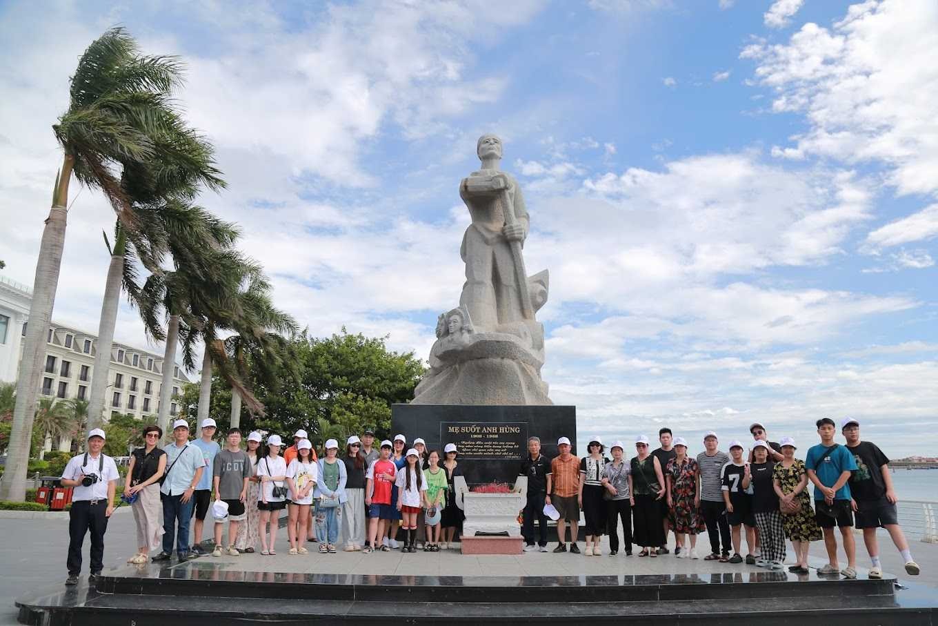  Tượng đài Mẹ Suốt là điểm đến được du khách đến chiêm bái, tìm hiểu về lịch sử đấu tranh hào hùng của dân tộc