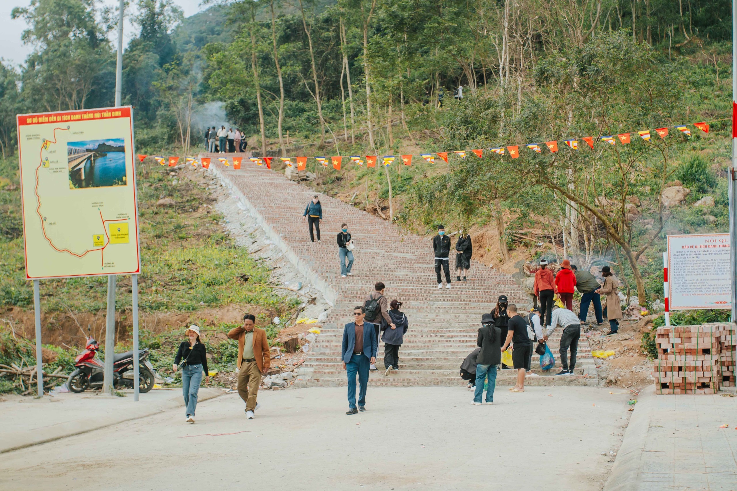 Leo 1260 bậc thang lên núi Thần Đinh Quảng Bình