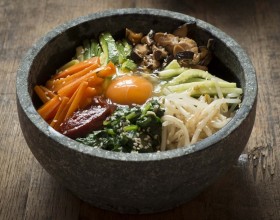 Thưởng thức Bibimbap - Món cơm trộn đặc sắc của Hàn Quốc