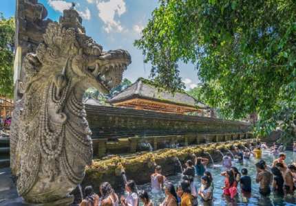 Đền Tirta Empul Bali Indonesia và ghi lễ tắm nước thánh