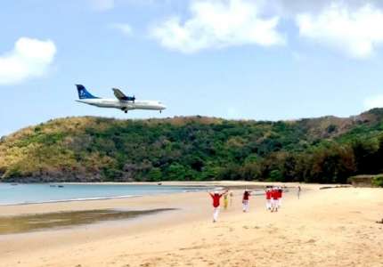 Du khách thích thú check in với máy bay trên biển Côn Đảo