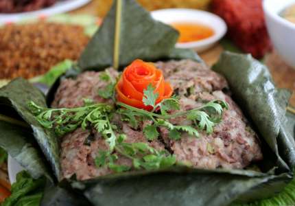Đặc sản thịt băm gói lá nướng củ người Thái Tây Bắc