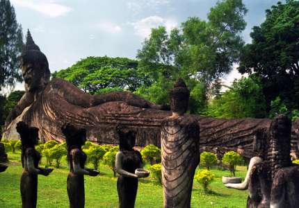 Tham quan vườn tượng phật ở Lào