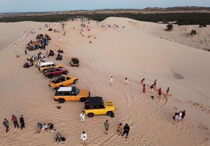 TRẢI NGHIỆM DU LỊCH TRƯỢT CÁT – MÔN THỂ THAO HẤP DẪN GIỮA ĐỒI CÁT MÊNH MÔNG