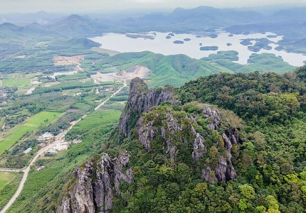 Khám Phá Núi Thần Đinh Hùng Vĩ Linh Thiêng Tại Quảng Bình