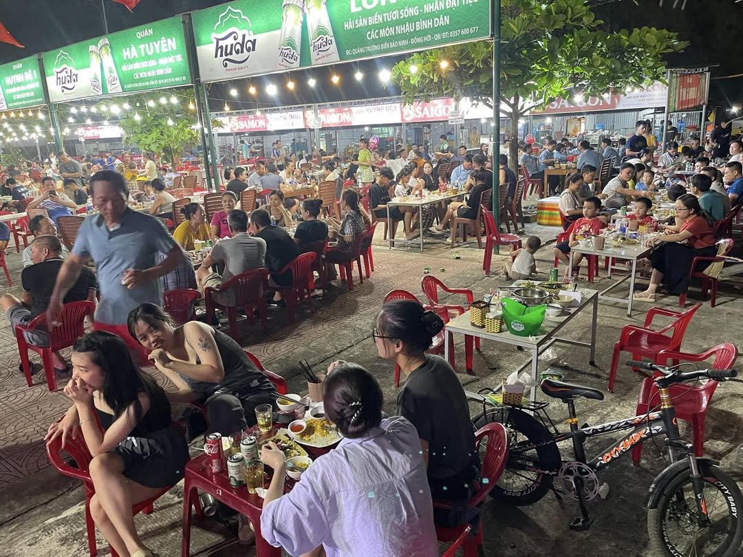 Buổi tối có rất nhiều điểm vui chơi ăn uống