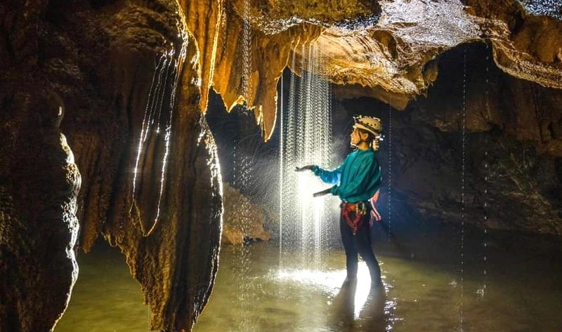 Hang Chà Lòi nổi bật với sự kết hợp độc đáo giữa yếu tố phiêu lưu và lãng mạn