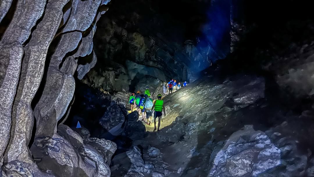 Trekking khám phá hang động là trải nghiệm rất thú vị