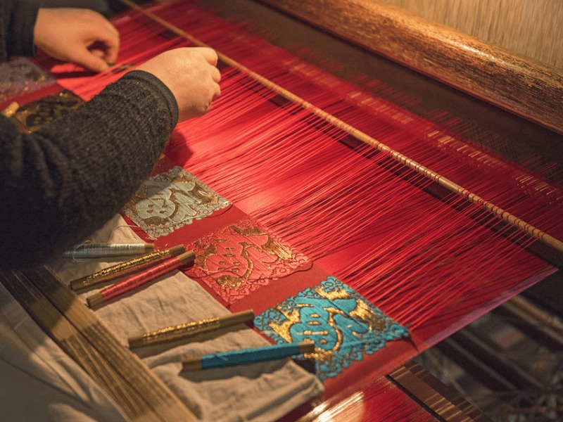Lụa Tơ Tằm – Vẻ Đẹp Thanh Lịch và Sang Trọng