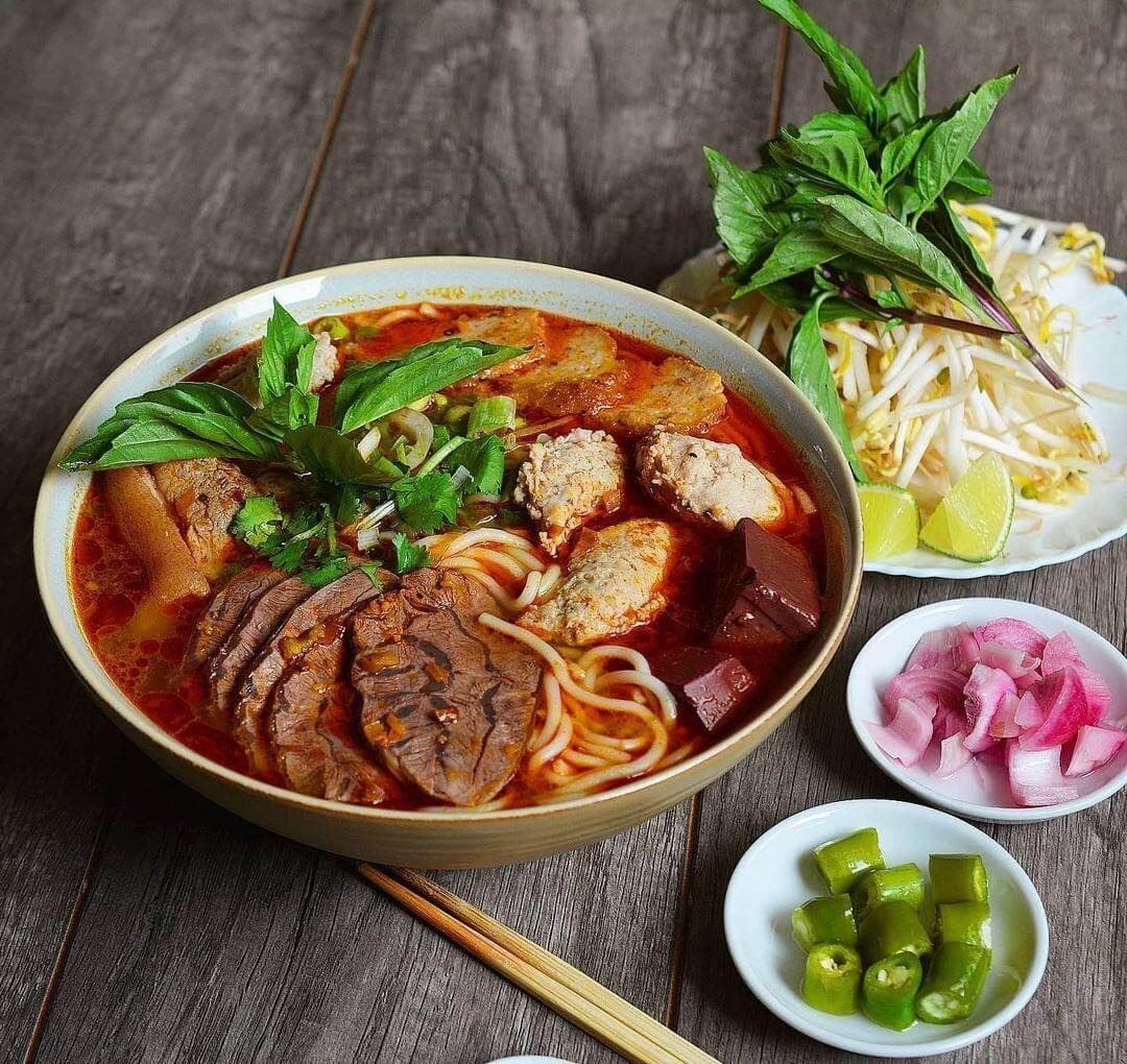 Thưởng thức món bún bò Huế chuẩn vị Huế 
