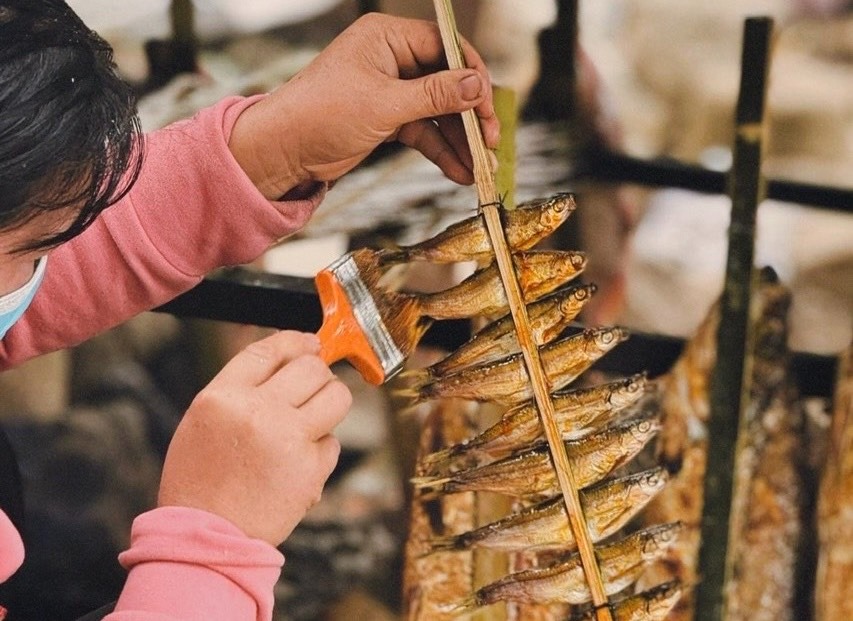 Cá được kẹp bằng tre sau đó được nướng trên than hồng