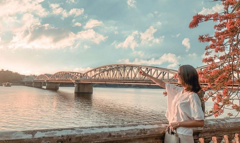 Cầu Tràng Tiền nổi tiếng là địa điểm check-in không thể bỏ qua khi đến Huế