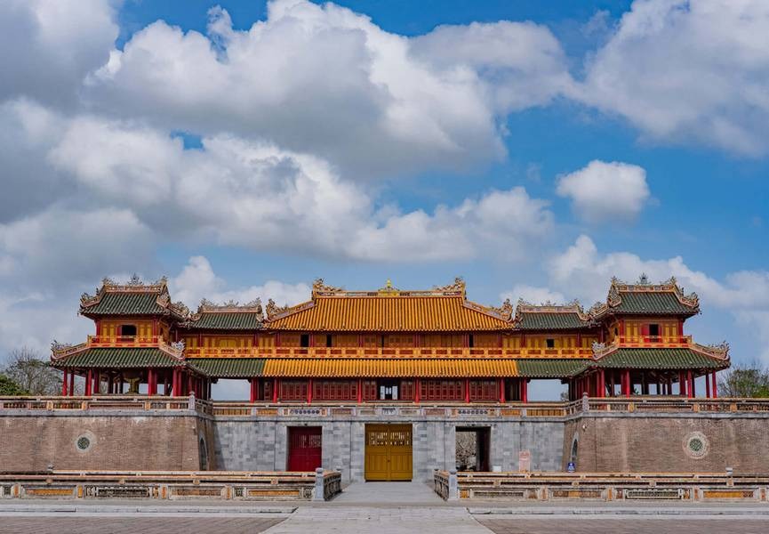 Chiêm ngưỡng những công trình kiến trúc bề thế và những dấu tích lịch sử của vương triều cuối cùng tại Việt Nam