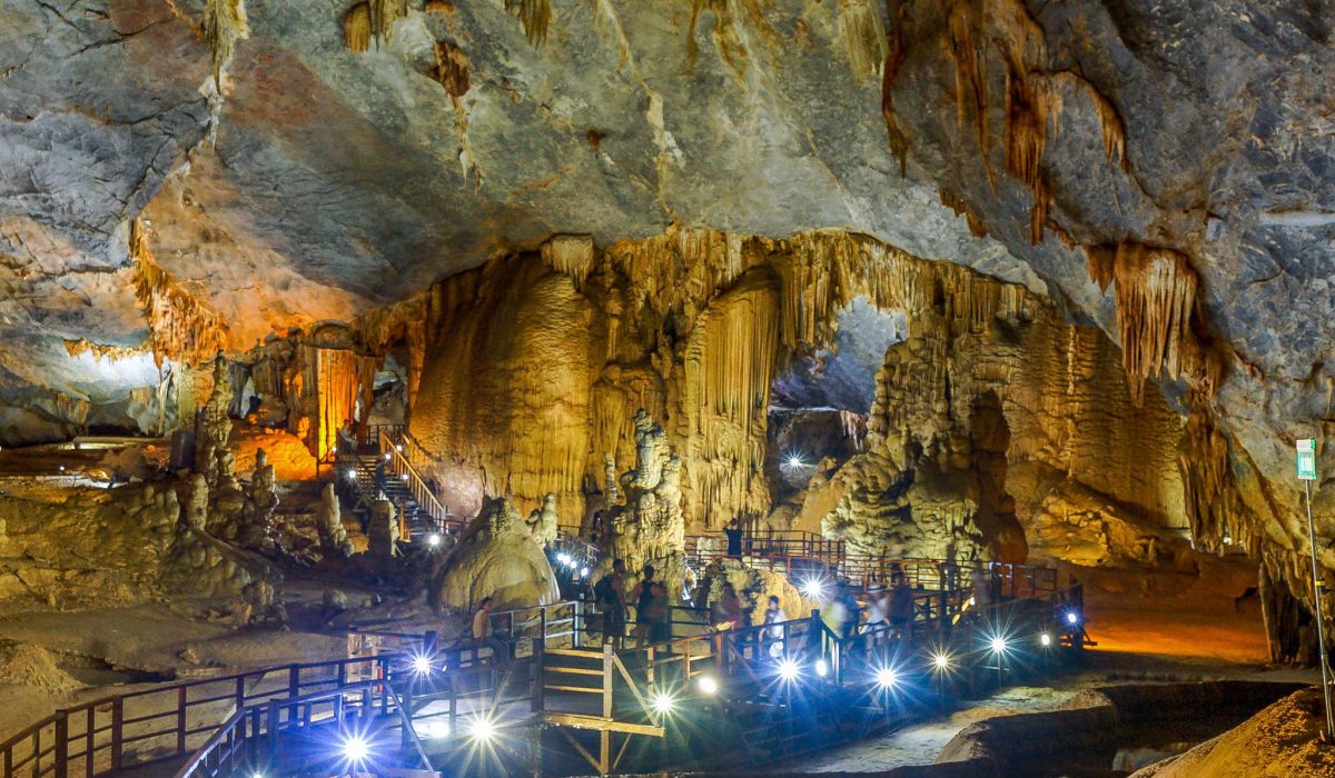 Hiking: Trekking khám phá hệ thống hang động kỳ vĩ