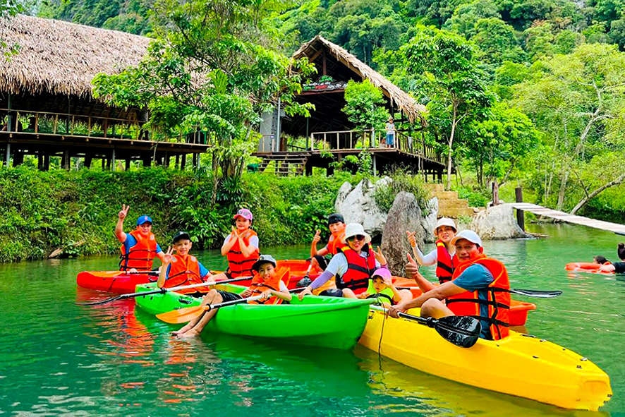 Chèo kayak trên suối Kiều