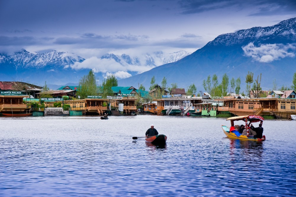 Hồ nước tuyệt đẹp tại Kashmir