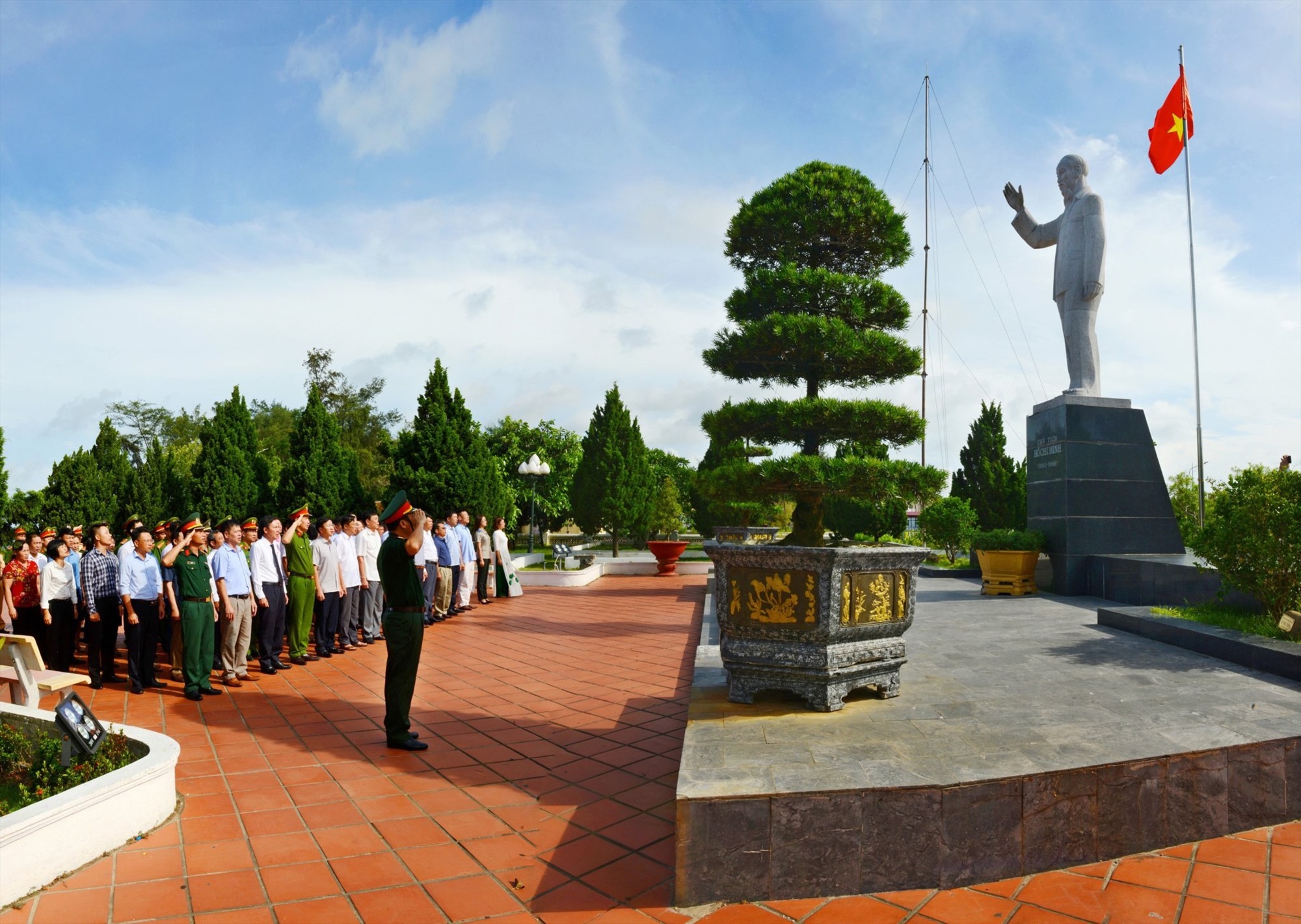 Tượng đài Bác Hồ trên đảo Cô Tô